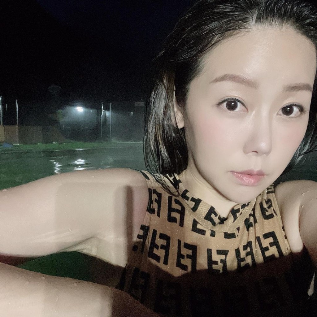 日浸溫泉夜又再浸。