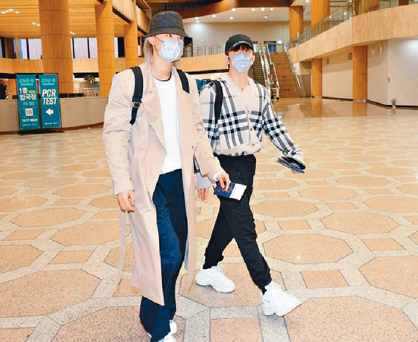 ■Jeremy（左）、Anson Lo現身韓國機場，準備轉飛日本。

