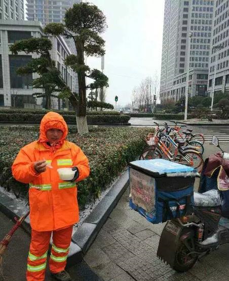 外賣員袁畢生按顧客要求，將6份粥送給清道夫。網圖