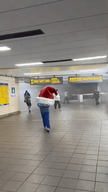 張文北捷犯案後「裝路人」疏散畫面曝光。 網片截圖 張文北捷犯案後「裝路人」疏散畫面曝光。 網片截圖