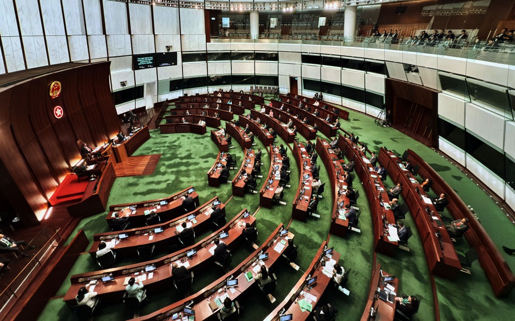 立法會今早（18日）舉行行政長官答問會。