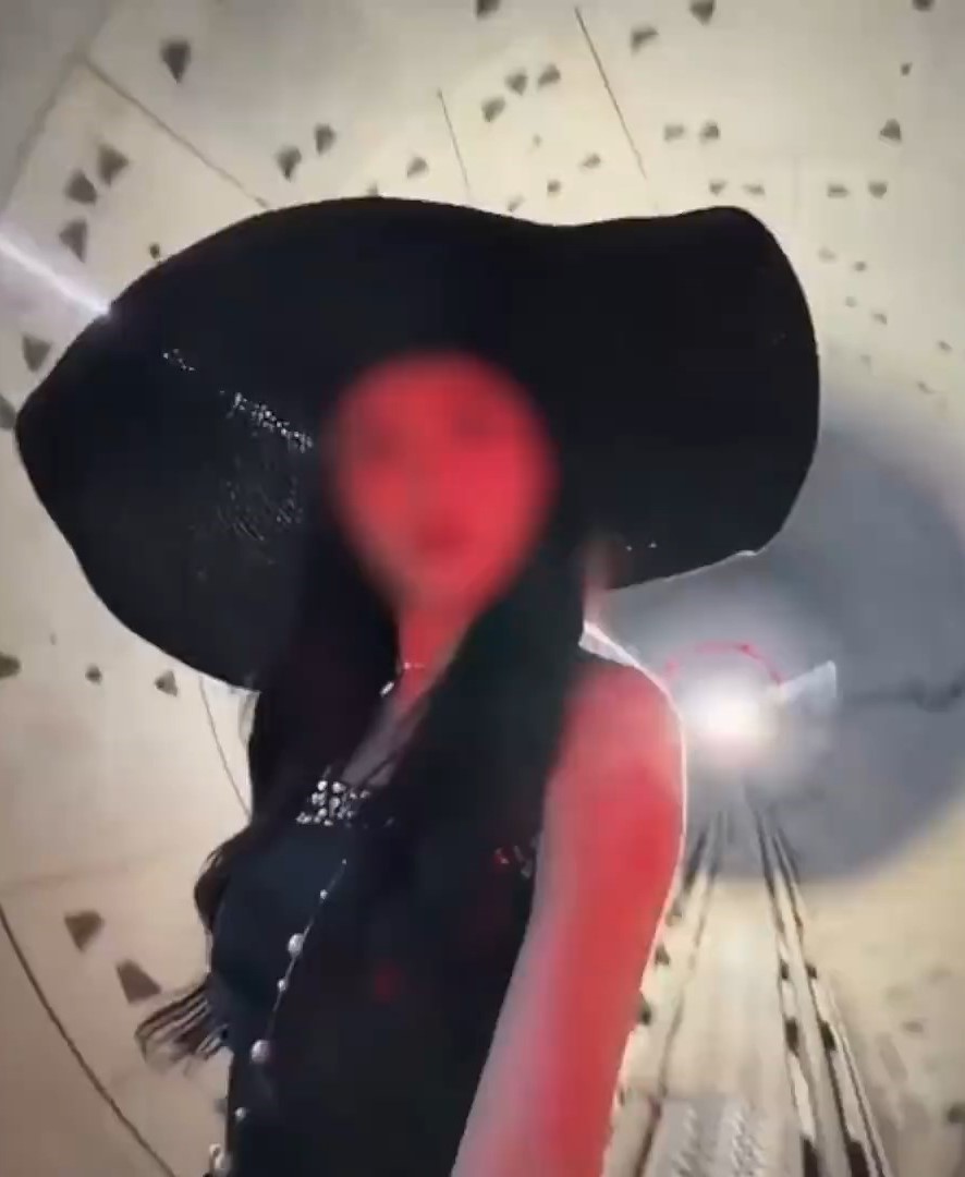 該名女網民盛裝潛入深圳地鐵一隧道地盤打卡。 該名女網民盛裝潛入深圳地鐵一隧道地盤打卡。
