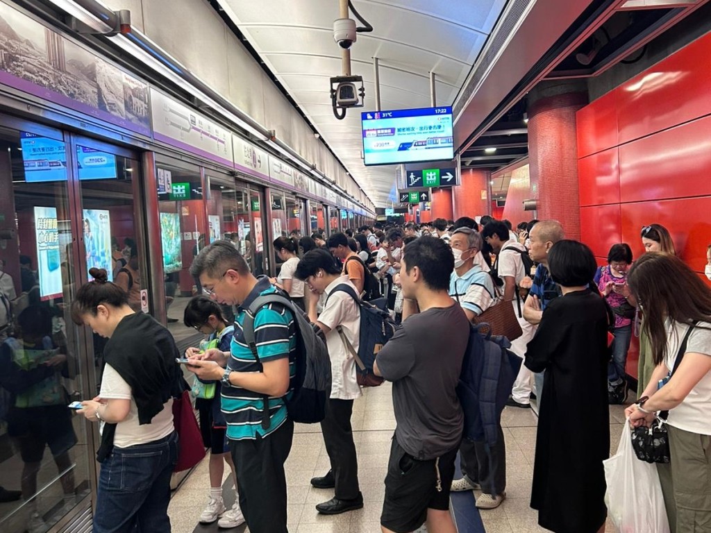 不少乘客滯留月台及票務大堂,以等候最新車務安排。讀者提供 不少乘客滯留月台及票務大堂,以等候最新車務安排。讀者提供
