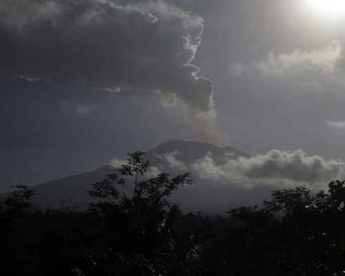阿貢火山晚再度爆發,噴出的火山灰高達2500米。AP