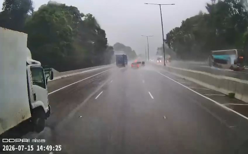 輕型貨車越過一輛私家車的車頭。網上片段截圖 輕型貨車越過一輛私家車的車頭。網上片段截圖