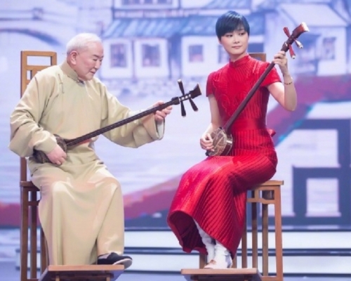 內地歌手李宇春(右)與84歲的評彈表演藝術家趙開生(左)。微博圖片
