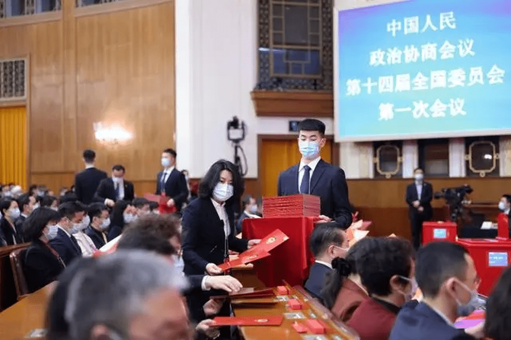 3月10日，全國政協十四屆一次會議在北京人民大會堂舉行第三次全體會議。這是工作人員發放選票。新華社