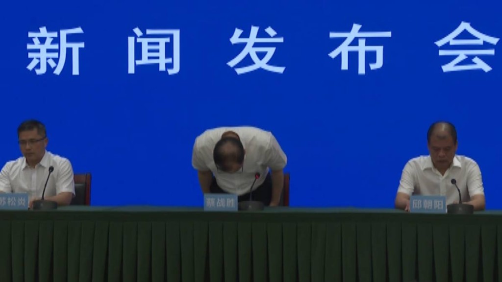泉州市長蔡戰勝就晉江鞋廠28死火災鞠躬道歉。央視