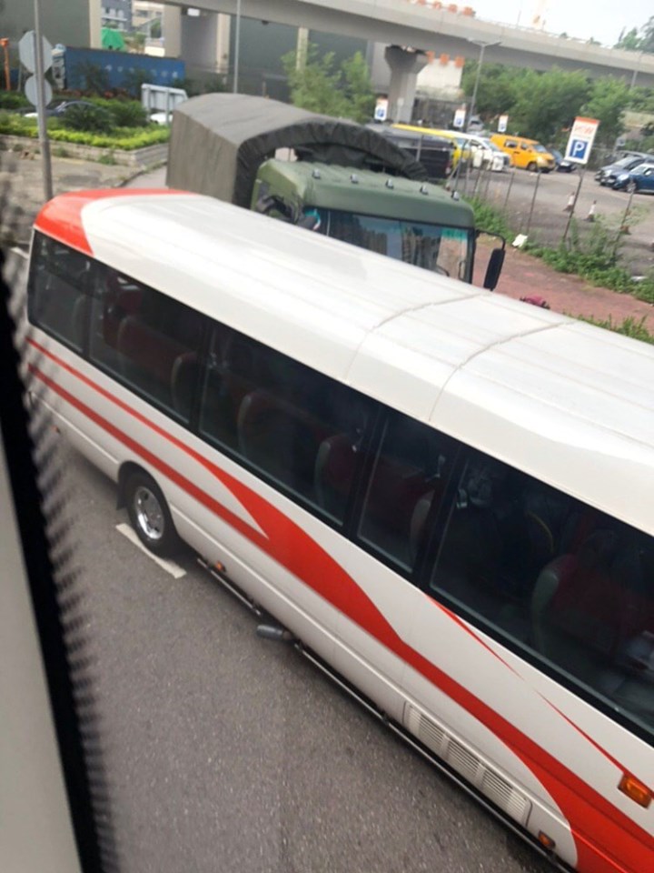 駐港解放軍車撞向小巴車尾。香港突發事故報料區 網民:Ovo Ng