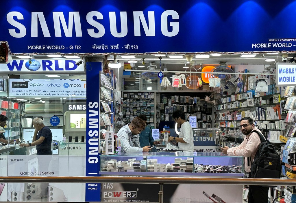 印度消費者願意花費更多購買高階手機。(路透社)