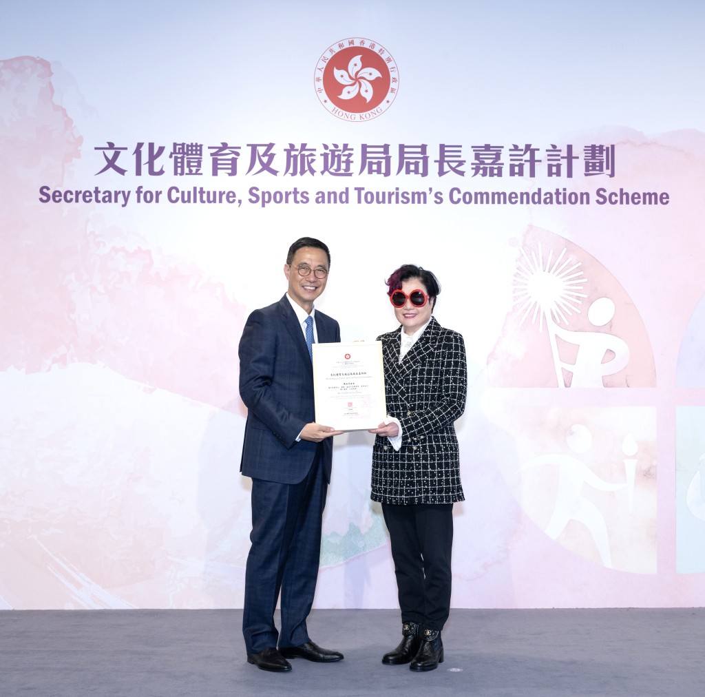 杨润雄局长颁发嘉许状给陈淑芬 。