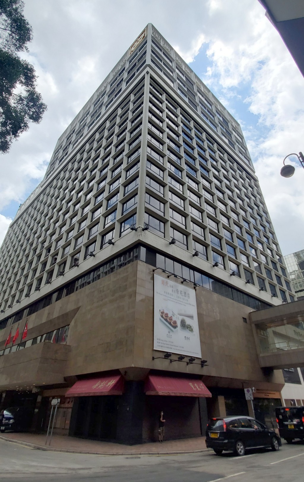 警方凌晨在一間酒店，拘捕一名41歲休班警務人員。