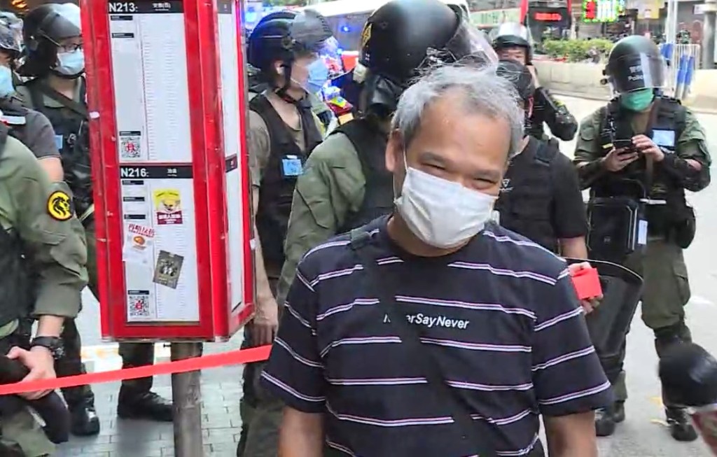 男子帶同一個長頸鹿雕像到警方封鎖綫前。無綫截圖