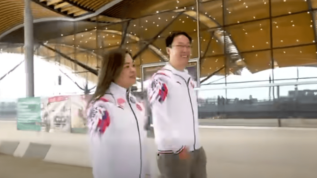 羅淑佩和體育專員蔡健斌，上午9時左右抵達港珠澳大橋香港口岸。影片擷圖