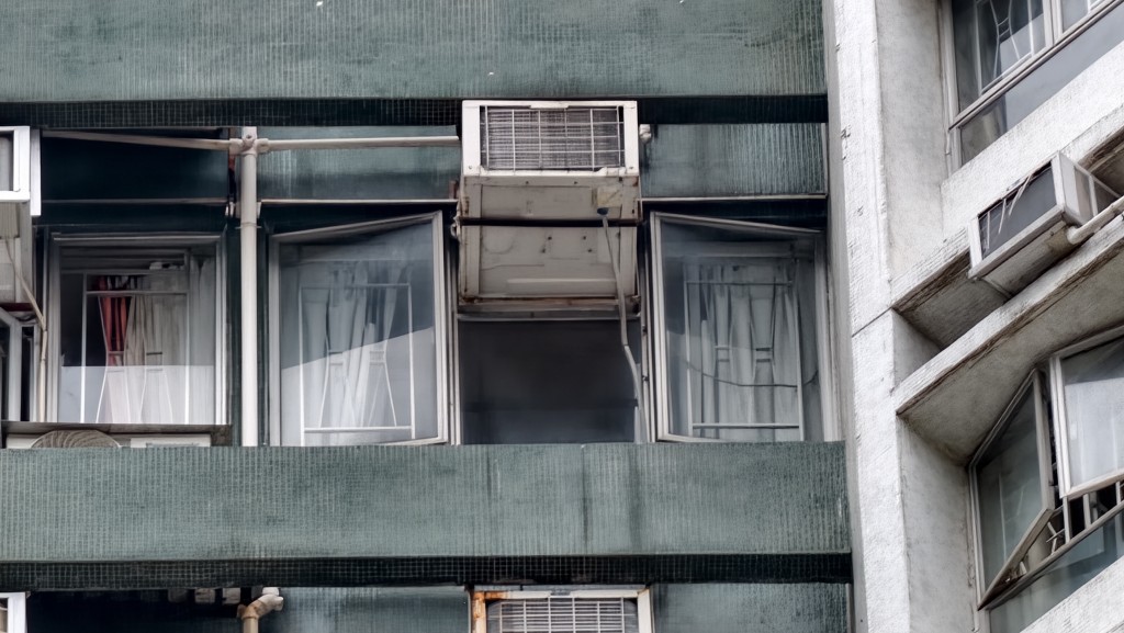 單位鋁窗鬆脫墮地。黃文威攝