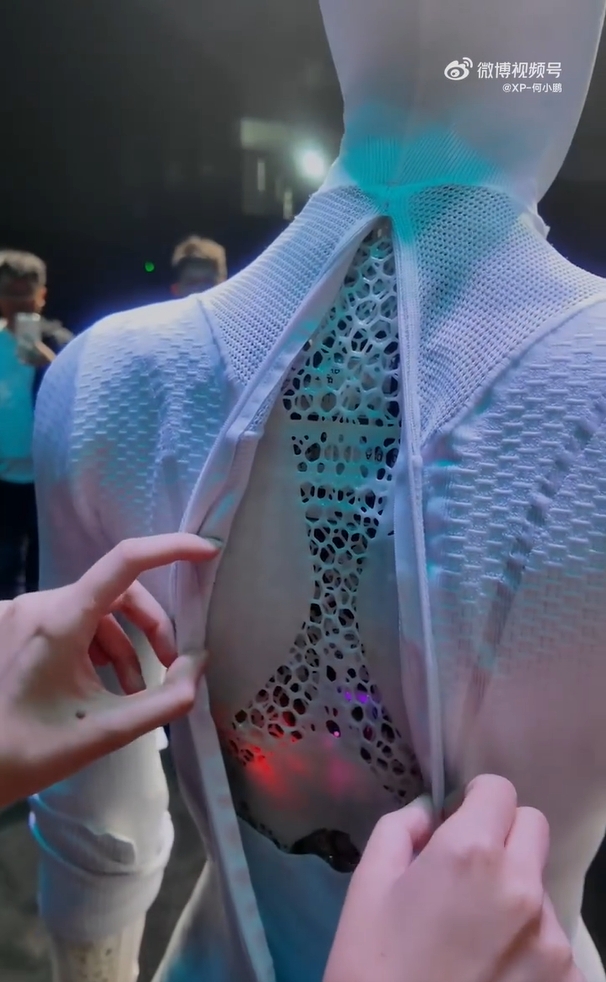 機械人被「脫衣」回應質疑。 機械人被「脫衣」回應質疑。