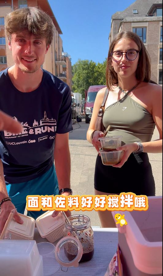 汪女士與丁先生夫婦，把重慶小食豌雜麵帶到比利時街頭，大受歡迎。抖音＠重慶孃孃在比利時