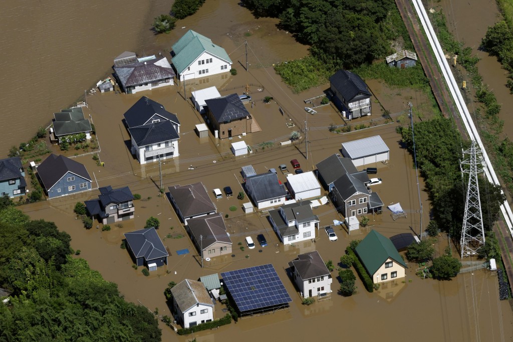 日本千叶县遭遇破纪录暴雨，多处住宅及道路严重水浸。路透社