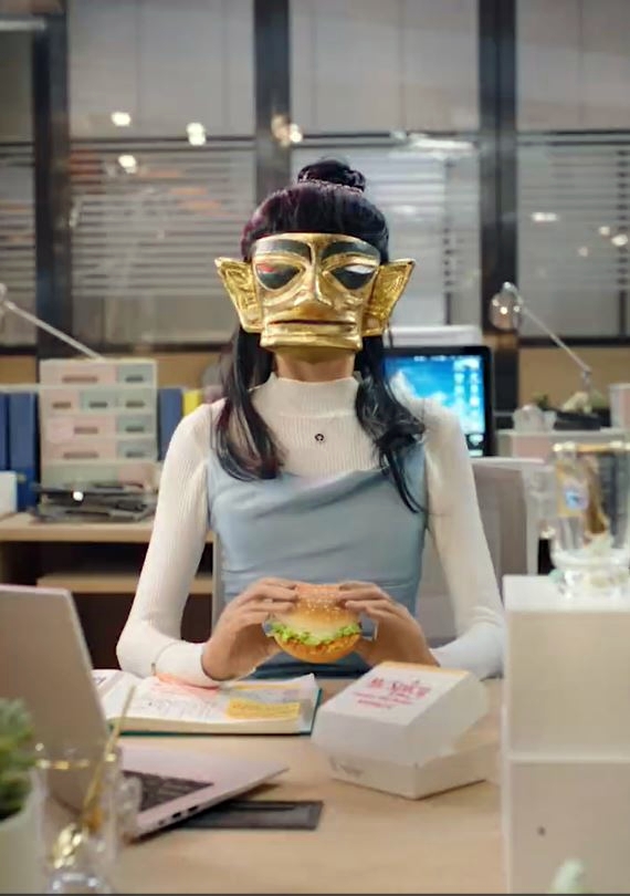 麦当劳和三星堆合作推四川火锅风味麦辣鸡腿汉堡广告。