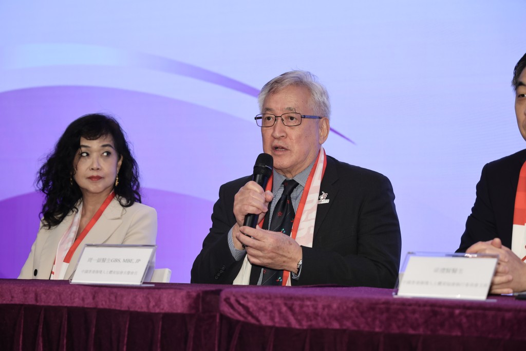 中國香港傷殘人士體育協會名譽會長周一嶽致辭。