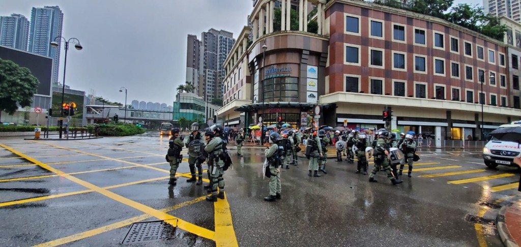 防暴警察大河道戒備