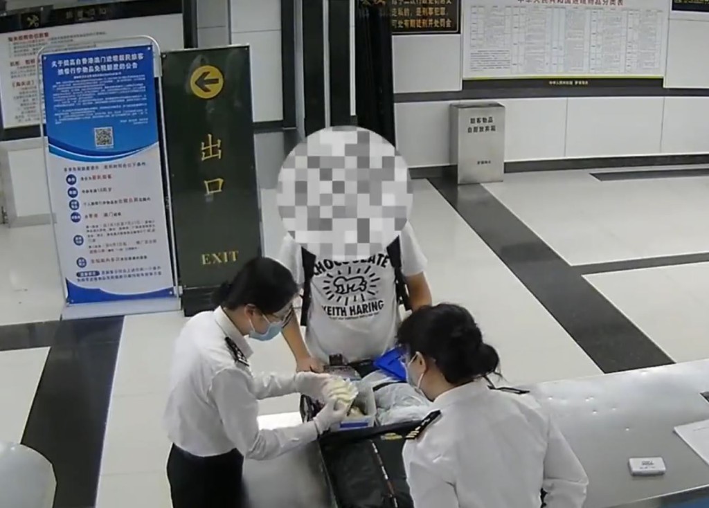 羅湖海關在入境男旅客的行李箱，搜出2個瀕危番紅硨磲。海關發布