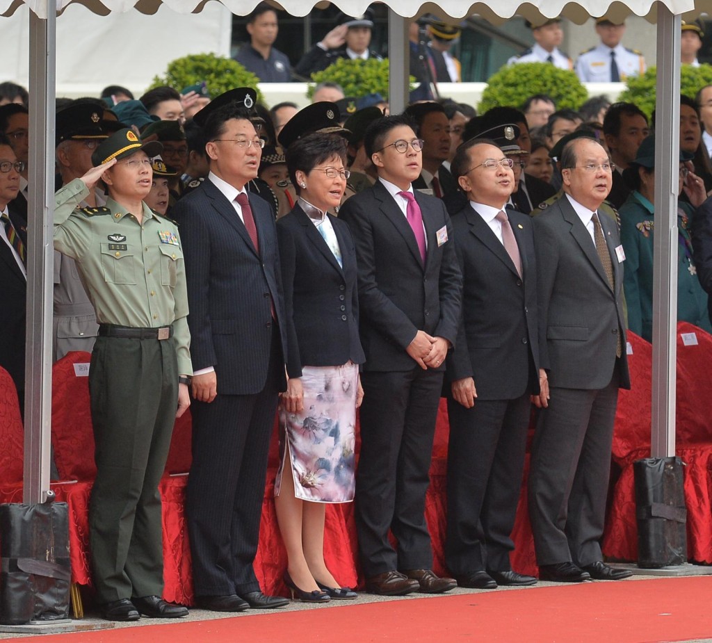 行政長官林鄭月娥(左三)等官員出席。