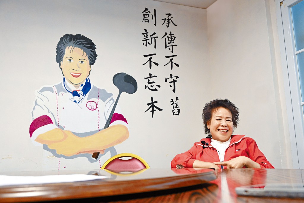 原名蕭秀香的三姐，縱橫飲食界多年，是香港唯一獲「廚皇」稱號的粵菜女廚，擅長將創意融入傳統菜式，深受大眾歡迎。