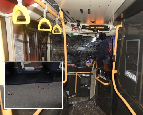 一輛九巴埋站期間疑因天雨路滑,收掣不及,撞向前方兩輛九巴。