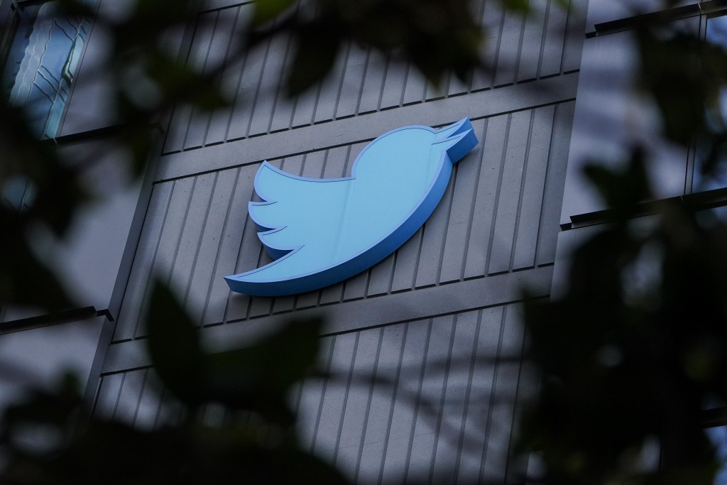 周五是全球首富馬斯克落實以440億美元收購Twitter的限期。AP