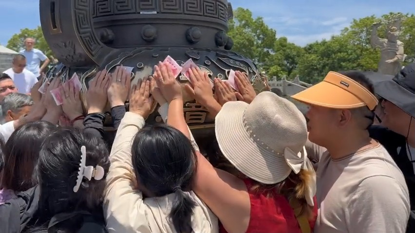 黃安拍片記錄自己在普陀山的經歷。 黃安拍片記錄自己在普陀山的經歷。