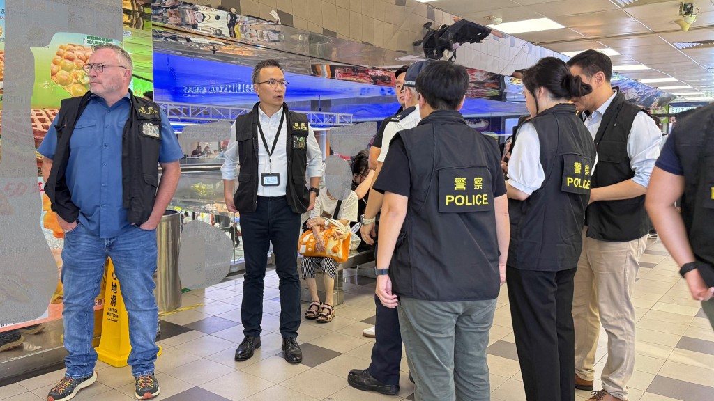 巡查行動由葵青警區正副指揮官帶隊。 巡查行動由葵青警區正副指揮官帶隊。
