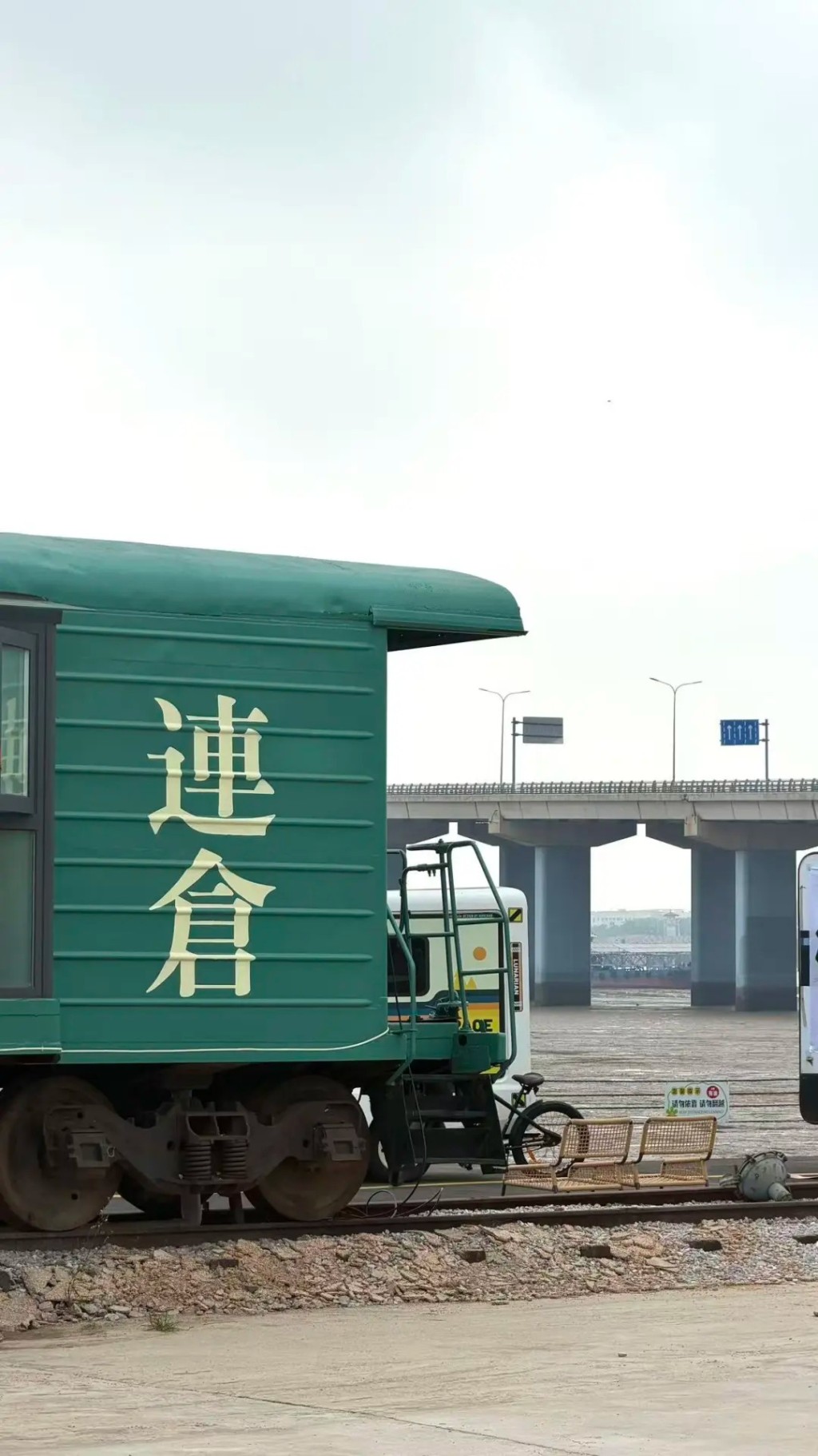 完美復刻《男兒當入樽》經典鎌倉取景地的連雲港「連倉」，成為網紅咖啡店。小紅書