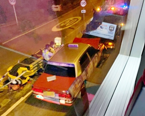 意外中,的士車頭撞至摺起。fb「屯門公路塞車關注組」CK Tang圖片
