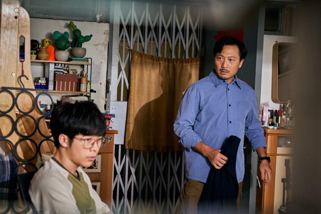 出身公屋的事主,在大學時期已洞悉房屋政策的遊戲規則,甚至曾嘗試透過分戶來增加勝算。 出身公屋的事主,在大學時期已洞悉房屋政策的遊戲規則,甚至曾嘗試透過分戶來增加勝算。