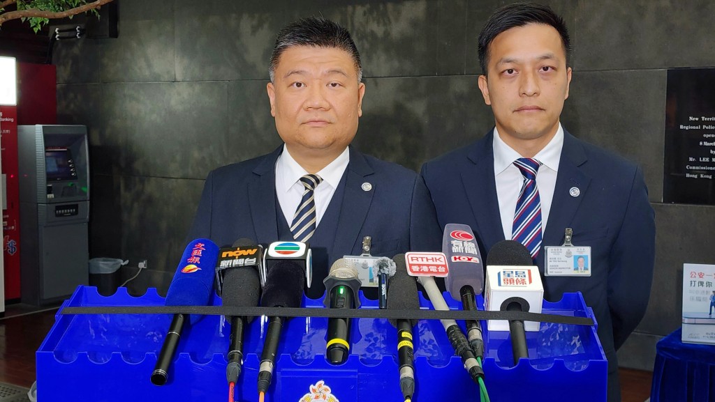 新界南總區刑事部警司李木易（左）及防止罪案辦公室總督察曹世樑向傳媒簡報案情。