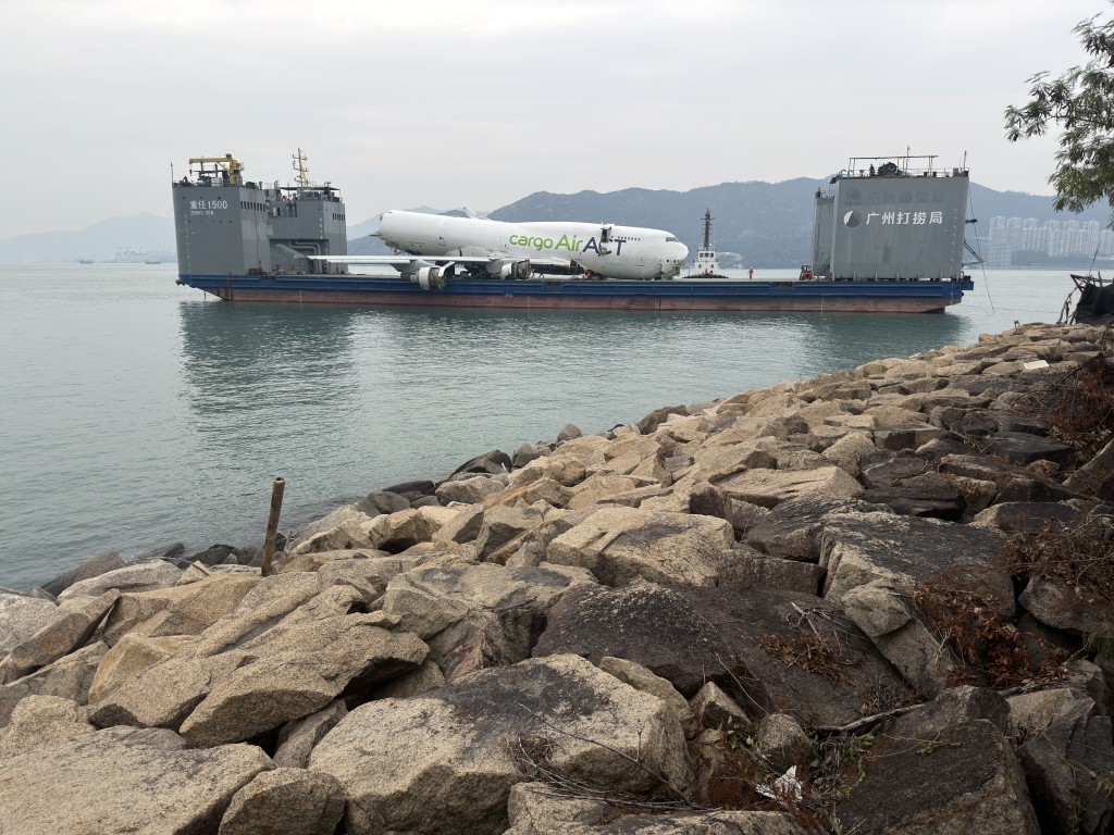 貨機殘骸被運到倒扣灣。 貨機殘骸被運到倒扣灣。