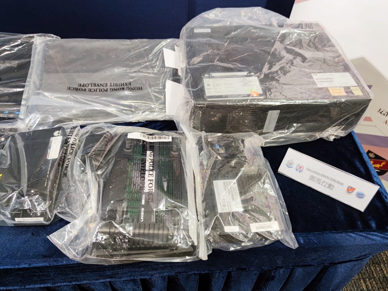 警方檢獲多部涉案手機及電腦。