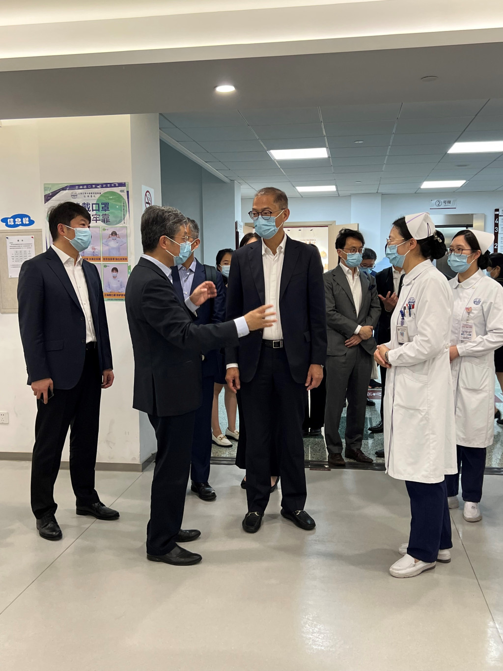 盧寵茂到訪上海交通大學醫學院附屬仁濟醫院的腫瘤中心，了解中心的日常運作。