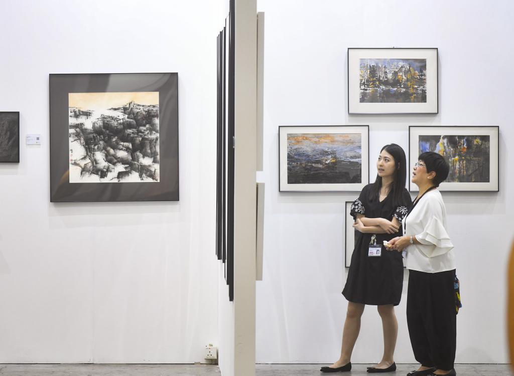 香港每年皆举办多个艺术展览，如上月初的典亚艺博（Fine Art Asia）。