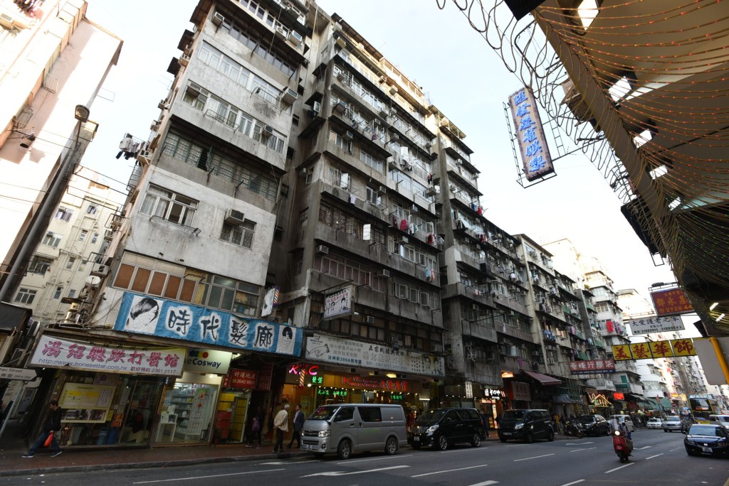 屋宇署會根據風險評估，主動揀選該類樓宇，並協助其參與計劃，大部分獲選的樓宇本身已是「三無大廈」。資料圖片