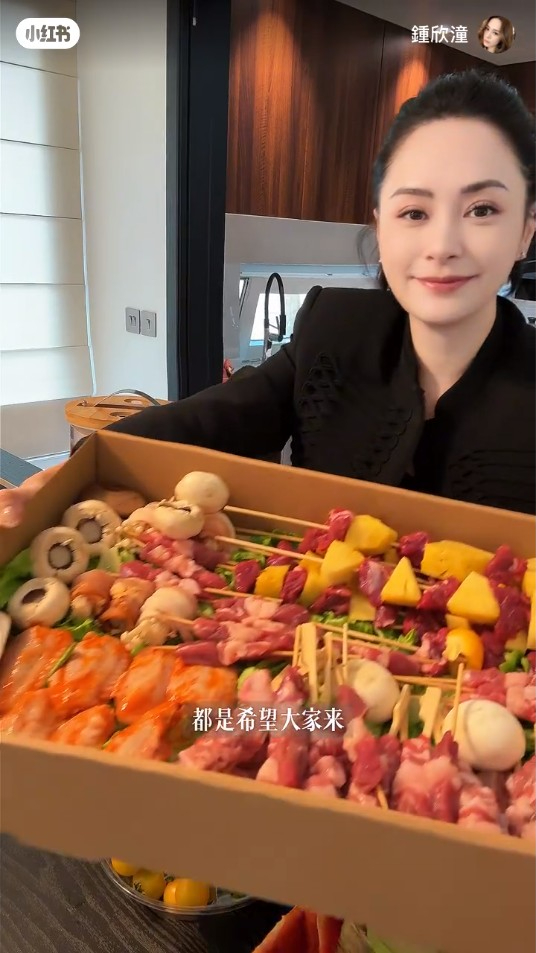 鍾欣潼準備了不少食物，但被網民質疑她有工人姐姐幫忙。