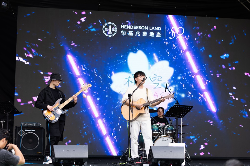 年青表演團體於嘉年華內的 「 恒基兆業地產社區舞台 」 落力表演 。