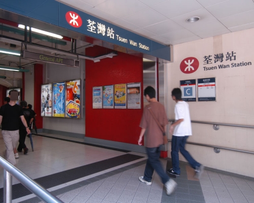 現場為荃灣港鐵站。資料圖片