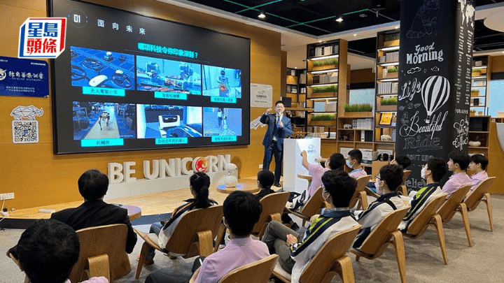 公民科的內地考察自2023年4月開展,部分交流團的行程包括由內地企業代表分享經驗等。
