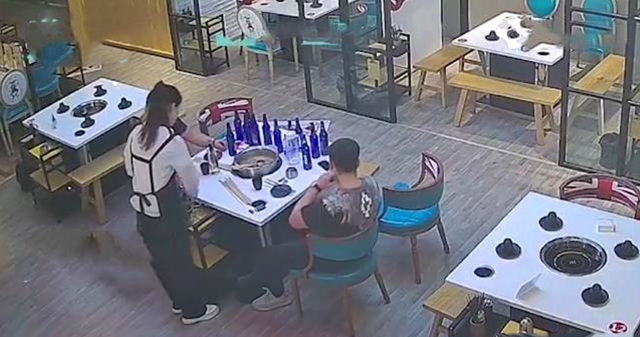網上流傳一段男子調戲老闆娘案件重演的擺拍影片。微博影片截圖