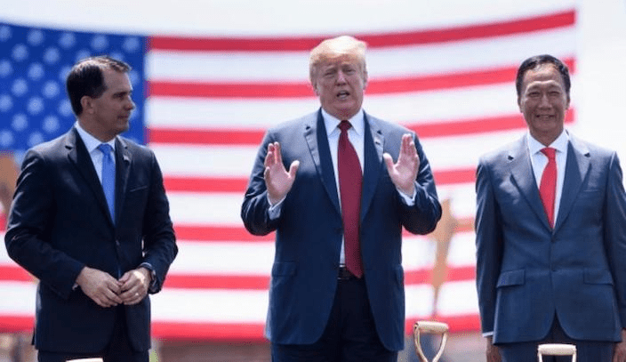 2018年年中，美国总统特朗普 (中) 为鸿海董事长郭台铭 (右) 威州建厂站台。