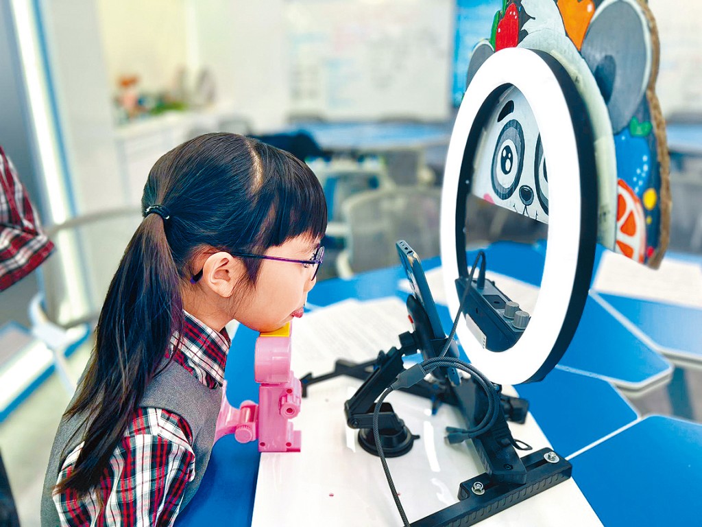 為提升舌診準確度，團隊特別設計了名為「舌加加」的光環燈光裝置，令拍攝時的光源保持穩定。