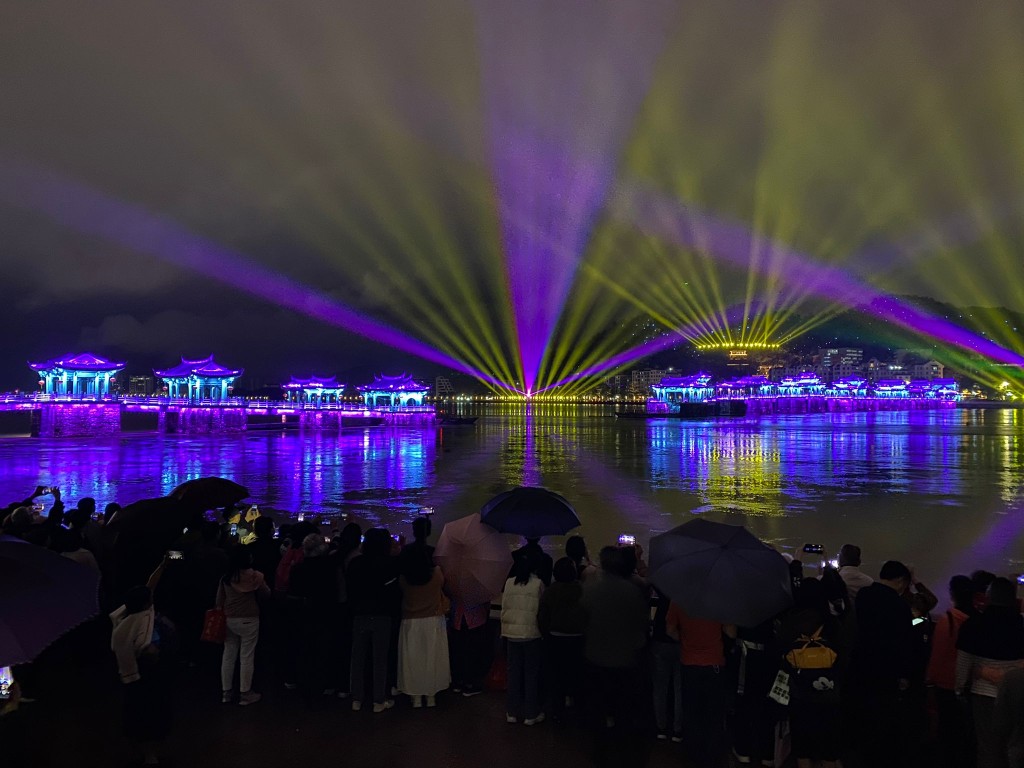 潮州广济桥夜间灯光秀吸引大批游客和市民。