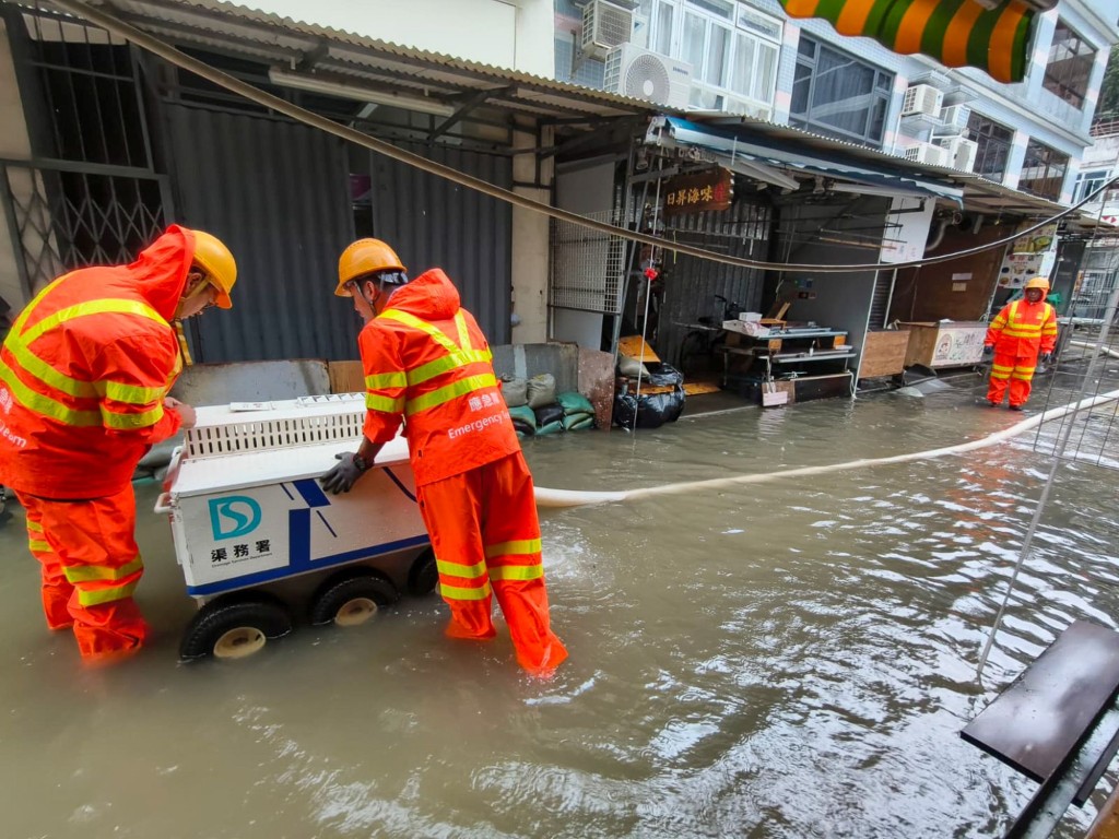 緊急應變隊伍與強力排水機械人「小禹」系列於9月24日在大澳進行排水工作。甯漢豪網誌圖片